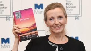 Анна Бернс зі своєю книгою