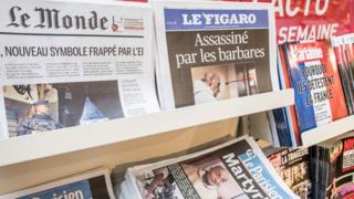 Le Monde gazetesi ve Le Figaro gazetesi raflarda