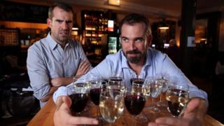 Hombres en un bar