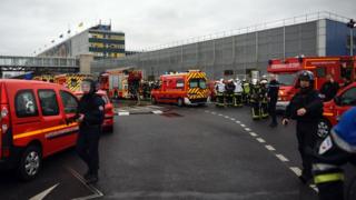 Paris'teki Orly Havalimanı olayın ardından boşaltılıyor.