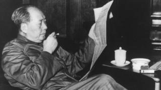 Мао Цзэдун классикалык адабиятты окуганды жакшы көргөн. Сүрөт 1963-жылы тартылган.