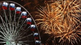 Spectacular new year firework displays welcome 2018 - BBC News