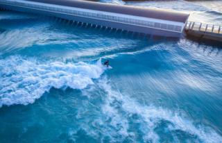 O incrível lago artificial para surfistas que pode produzir até mil ondas por hora O incrível lago artificial para surfistas que pode produzir até mil ondas por hora