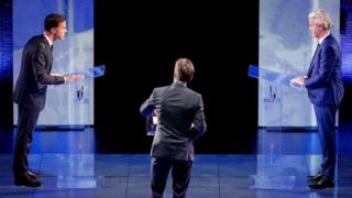 Mark Rutte (bidix) iyo Geert Wilders (midig) oo doodaya