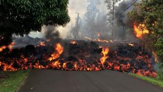 Un río de lava en la calle Makamae en Leilani, Hawái, el 6 de mayo. La erupción del Kilauea causó la evacuación de 1.700 residentes.