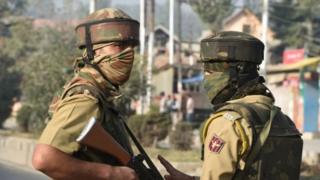 (प्रातिनिधीक छायाचित्र) पुलवामा जिल्ह्यात CRPF कॅम्पवर जहालवाद्यांचा हल्ला