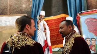 Pirezidaanti Imaanu'eel Maakroon (gidduu), Ministira Muummee Abiy Ahmad (mirga)