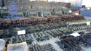 Imagen que muestra el arsenal incautado por la Policía de España.