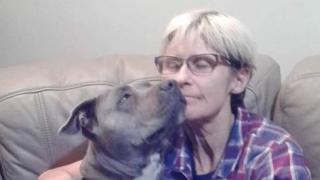 Tamra McBeath-Riley w'imyaka 52 n'imbwa ye