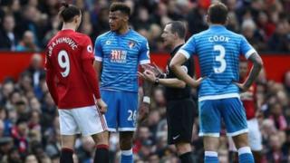 Tyrone Mings da Zlatan Ibrahimovic a lokacin wasan