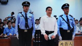Màn hình chụp ông Bạc Hy Lai (giữa) tại phiên tòa hôm 22/9/2013. Ông Lai nhận án tù chung thân vì tội hối lộ, biển thủ và lạm dụng chức quyền.