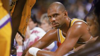Kareem Abdul-Jabbar, en el banquillo en un partido con los Lakers.