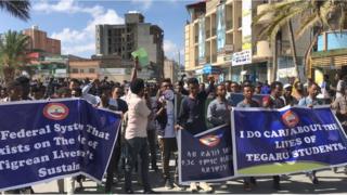 ተጋሩ ካብ ትግራይ ወፃኢ ናብ ዘለዋ ላዕለዋይ ትካላት ትምህርቲ ከይኸዱ ዝቃወሙ ሰልፈኛታት