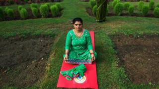 Mujer practicando yoga
