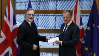 El representante de Reino Unido ante la Unión Europea, Tim Barrow, hace entrega al presidente de la Comisión Europea, Donald Tusk , de la carta formalizando la salida del país del bloque económico.