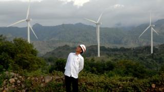 Presiden Joko Widodo memperhatikan turbin kincir angin usai meresmikan Pembangkit Listirk Tenaga Bayu (PLTB) di Desa Mattirotasi, Kabupaten Sidrap, Sulawesi Selatan, Senin (2/7).