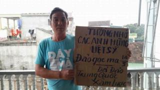 Ông Lượng hay làm các biểu ngữ tự chế để thể hiện quan điểm của mình