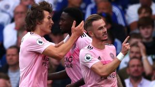 Leicester players dey celebrate dia goal against Chelsea