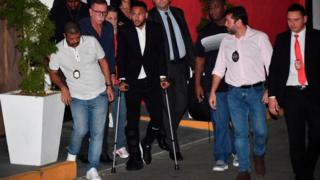 Neymar se déplaçant à l'aide de béquilles, à Sao Paulo, au Brésil