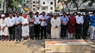 Бангладешские мусульмане присутствуют на похоронах Ксулхаза Маннана, который был зарезан неизвестными лицами, в Дакке, Бангладеш, вторник, 26 апреля 2016 г.