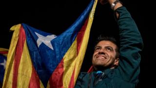 Un hombre sostiene una estelada