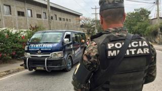 Policía militar a la entrada del sector Chamelecón.
