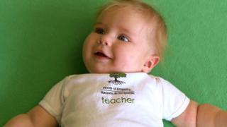 Naomi Rose Nichols con su camiseta de "maestra"