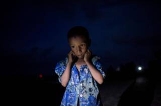Una niña con los ojos abiertos tras llegar como refugiada a Bangladesh.