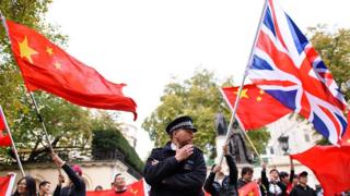 揮舞著的中英兩國國旗