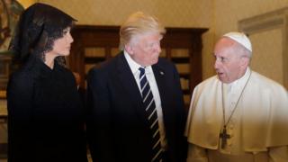 Дональд и Мелания Трамп на встрече с папой римским