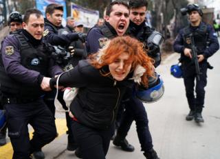 10 Şubat'ta Ankara'da, Ankara Üniversitesi'nden akademisyenlerin ihracını protesto için gerçekleştirilen gösteri.