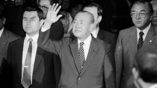 Cựu thủ tướng Kakuei Tanaka vẫy tay sau khi bị tòa kết án bốn năm tù năm 1983