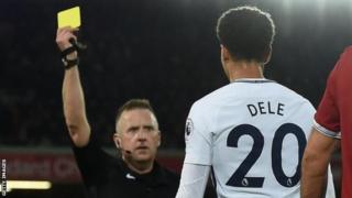 Dele Alli ahawe ikarata y'umuhondo na Jon Moss ku munsi wa Mungu