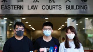 Demokrasi yanlısı aktivistler Ivan Lam, Joshua Wong ve Agnes Chow, 6 Temmuz 2020'de Hong Kong'da bir duruşma için Doğu Mahkemesine geldi