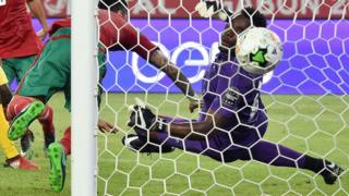 جماهير غاضبة في توغو تعتدي على منزل حارس مرمى المنتخب الوطني بسبب الخسارة من المغرب
