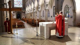 Katholischer Erzbischof Mark Coleridge bei der Karfreitagsmesse in der leeren St. Stephen's Cathedral, Brisbane, Australien - 10. April