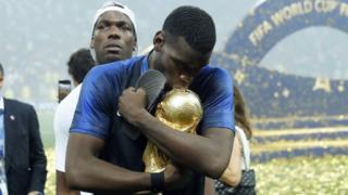 Paul Pogba embrasse le trophée de la Coupe du monde après la victoire de la France face à la Croatie