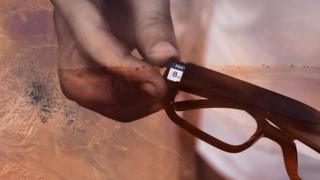 Gafas con una tarjeta de memoria