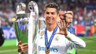 Cristiano Ronaldo levanta la Copa de Europa