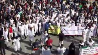 کفنپوشان فولادی؛ تجمع کارگران در اهواز روبروی دفتر نماینده رهبر