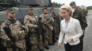 Министр обороны Германии Урсула фон дер Лейен беседует с солдатами 29 июня 2016 года