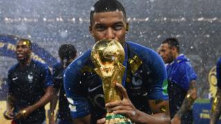 اللاعب الفرنسي امبابي يحمل الكأس. امبابي هو من أصول جزائرية/كاميرونية.
