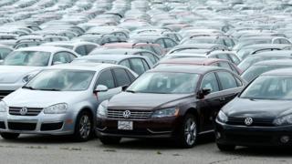 Дизельные автомобили Volkswagen и Audi, которые VW выкупил у потребителей, находятся на стоянке Pontiac Silverdome 4 августа 2017 года в Понтиаке, штат Мичиган.