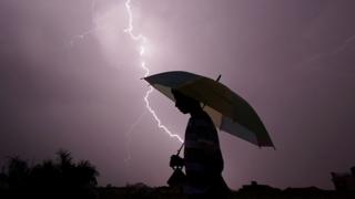 ఉరుములు, మెరుపులతో కూడిన వర్షం