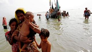 Bangladeş-Myanmar sınırını botla geçen insanlar