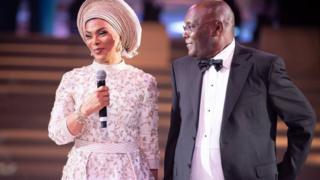 Àtíkù Abubakar pẹ̀lú obìnrin kan
