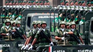 Elementos del ejército en un desfile
