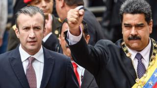 Tareck el-Aissami, kiri, dan Presiden Nicolas Maduro. menyambut pendukung di Mahkamah Agung di Caracas on 15 Januari 2017