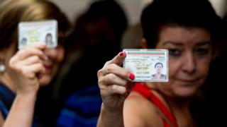Do señoras muestran su cédula