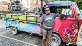 Dona Rosa com sua Kombi